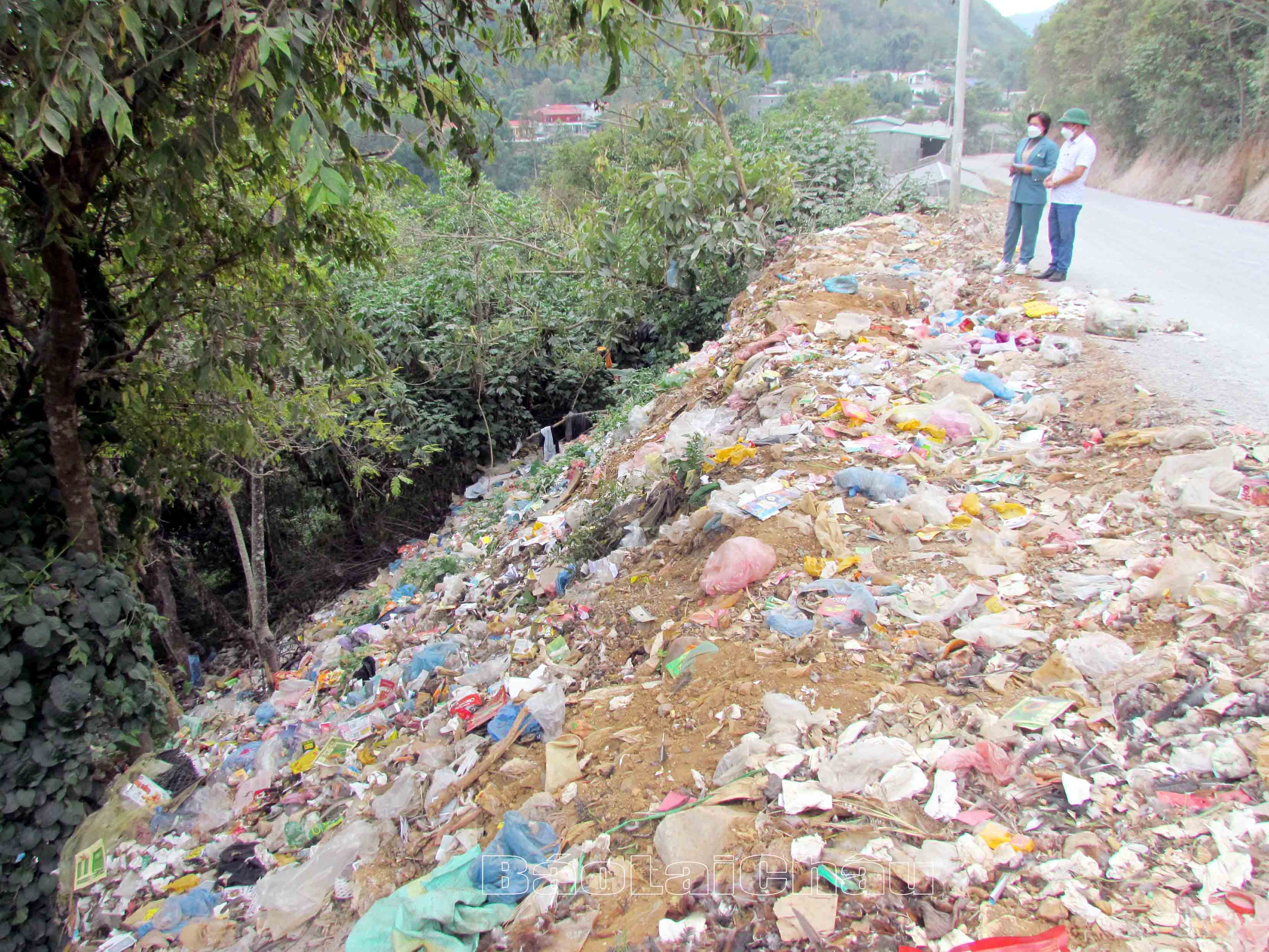 Bãi rác tự phát gần đường tỉnh 132 đoạn chạy qua bản Xì Choang (xã Vàng Ma Chải) gây ô nhiễm môi trường. 
